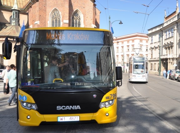 Autobus Scania CityWide na ulicach Krakowa