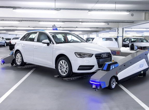 W fabryce Audi roboty transportują samochody