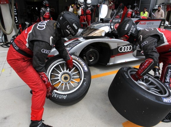 Startuje 24-godzinny wyścig Le Mans. Zawodnicy na hybrydowych oponach Michelin.