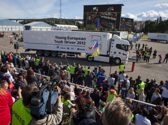 Gabriel Warde zwycięzcą konkursu młodych kierowców Scania