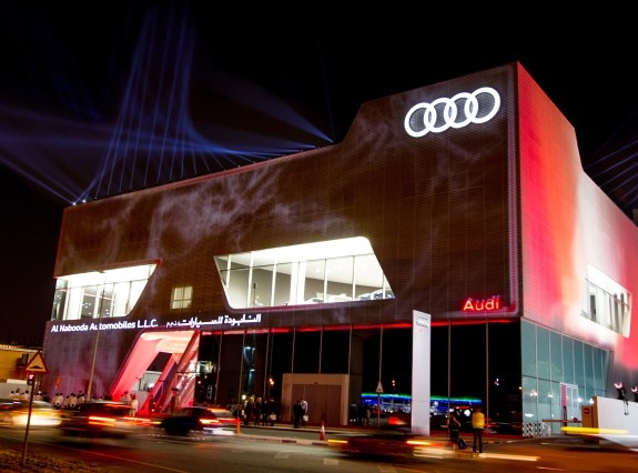 W Dubaju otwarto największy na świecie salon Audi
