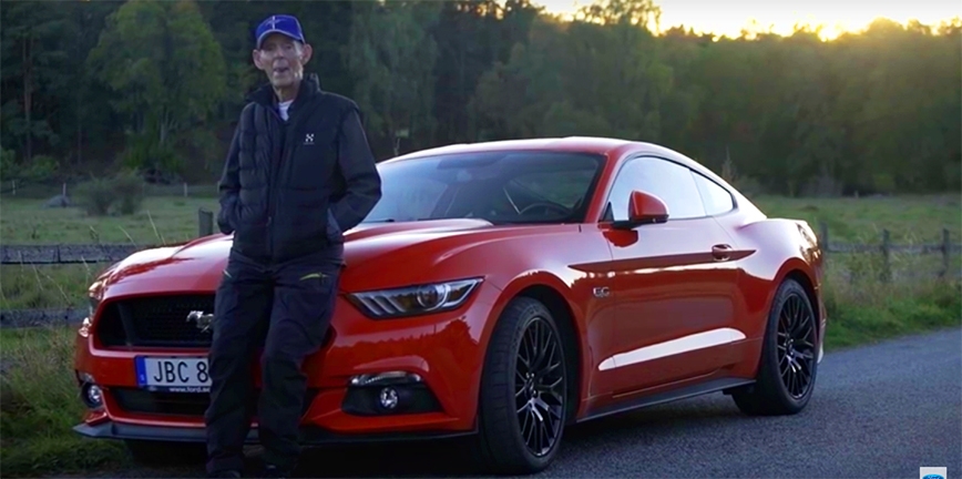 Ma 97 lat, jeździ 5-litrowym Mustangiem V8 [VIDEO]