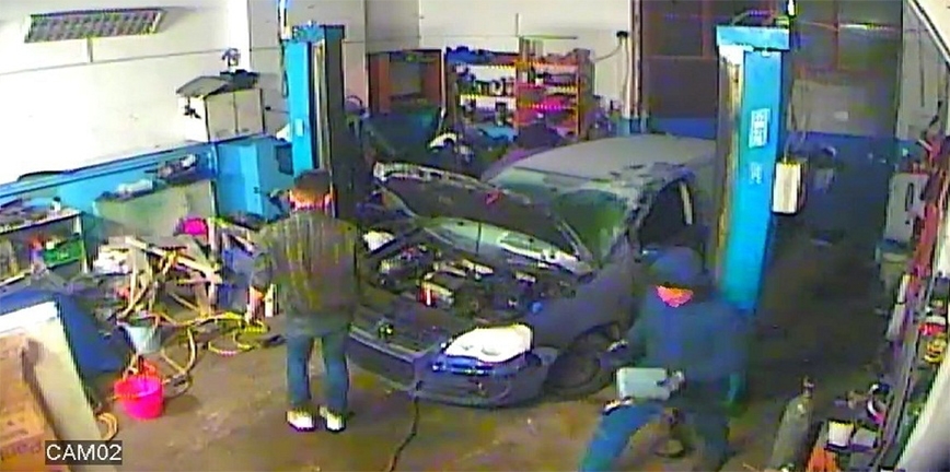 Ukradli auto i rozebrali je… pod czujnym okiem kamer