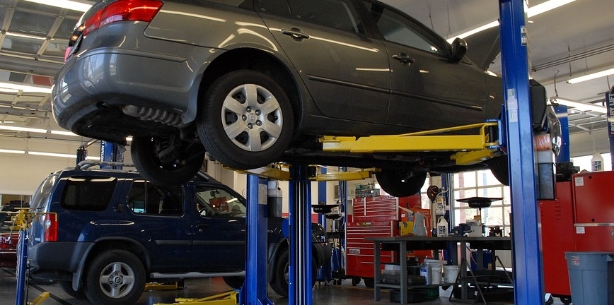Hamulce, żarówki i silnik – te części Polacy najczęściej naprawiają  w swoich autach