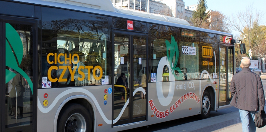 Trzy lata i 130 autobusów elektrycznych w Warszawie