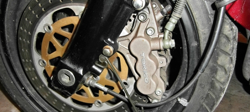 Serwis bieżący symetrycznych zacisków wielotłoczkowych w motocyklach
