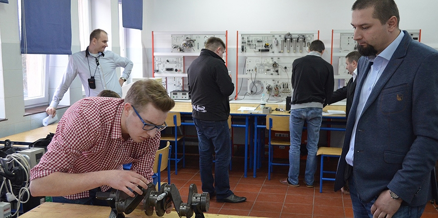 Zmagania młodych mechaników w ZSS w Radomiu