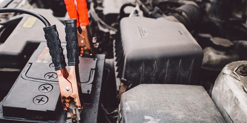 Auto traciło prąd. Nietypowe rozwiązanie problemu