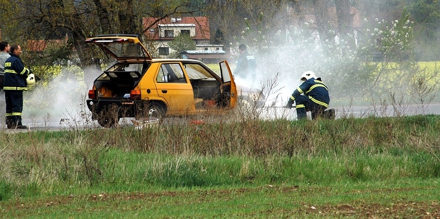 Butla LPG w czasie pożaru auta. Jest bezpiecznie