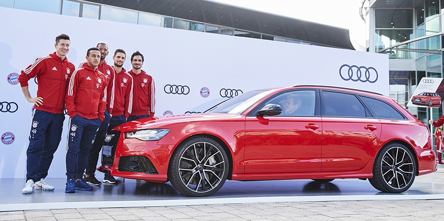 Robert Lewandowski i inni piłkarze Bayernu Monachium odebrali nowe modele Audi