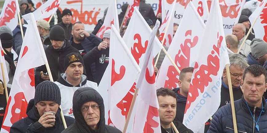 Pracownicy Volkswagena chcą podwyżek. Pikieta przed siedzibą firmy