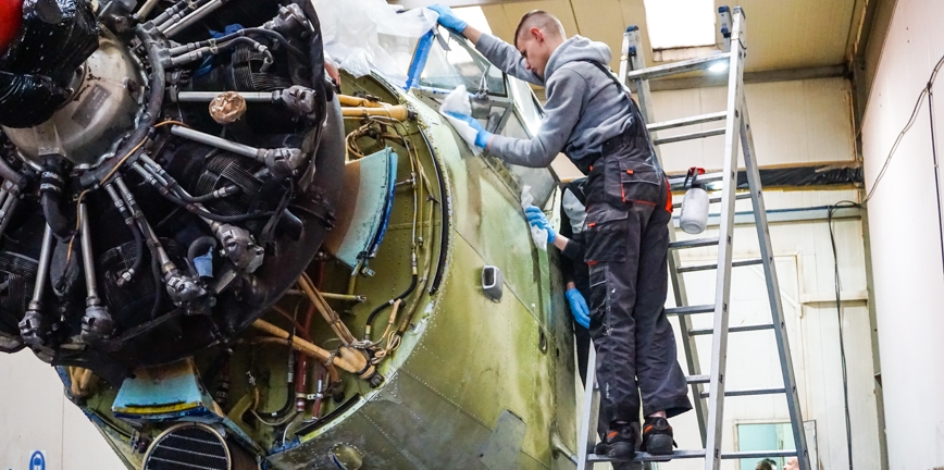 Akademia Renowacji: trwa proces lakierowania samolotu Romualda Koperskiego