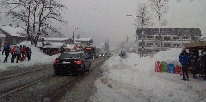 W górach chcą zakazu dla aut na letnich oponach