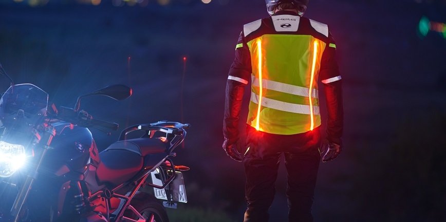 Motocykliści w LED strojach