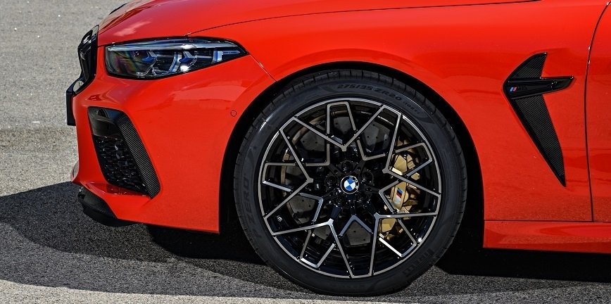 BMW M8 ze specjalnymi oponami Pirelli