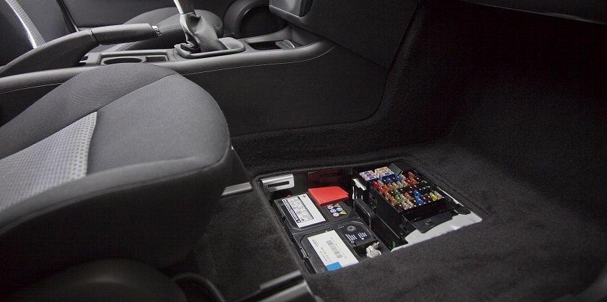 Jak zadbać o akumulator po dłuższym postoju samochodu?