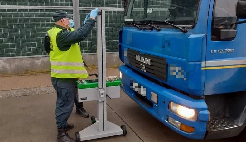 Jest kiepsko. Kontrola świateł i usterki w połowie aut