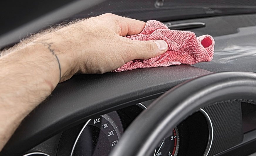 Gruntowne czyszczenie i zabezpieczenie wnętrza samochodu