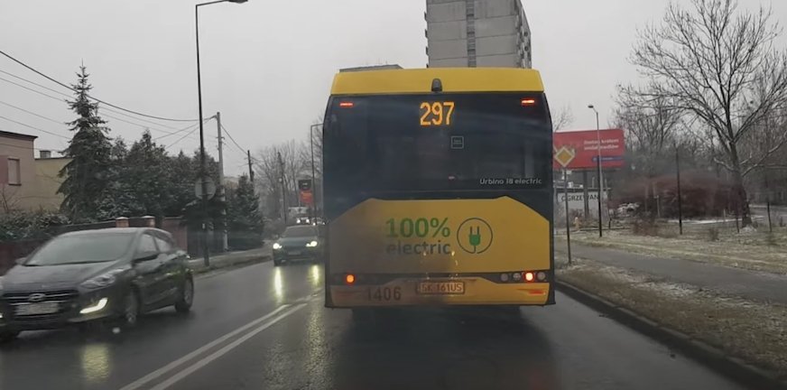 Katowice: autobus elektryczny i kłęby dymu za nim