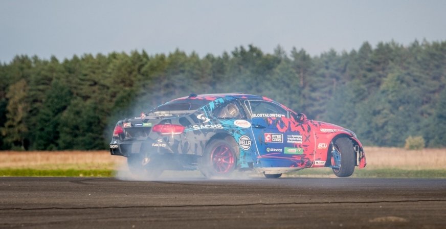 Tak to wyglądało. Jest FILM z najszybszego driftu na świecie. Auto prowadzone stopą!