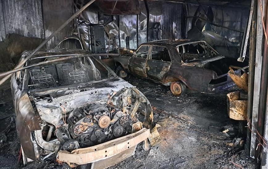 7 samochodów spłonęło w pożarze warsztatu