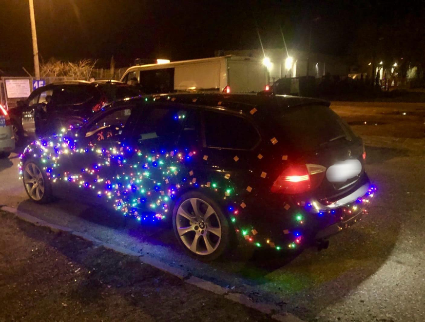 Słupsk: BMW w wersji świątecznej, czyli lampki albo dowód