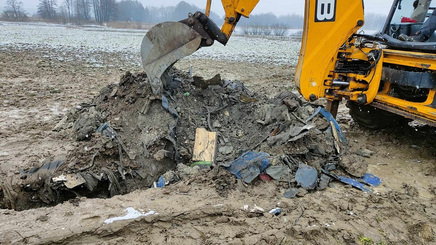 Części samochodowe wykopane spod ziemi. Będzie kara