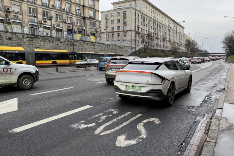 Dlaczego auta na gaz nie mogą jeździć po buspasach? Też są niskoemisyjne