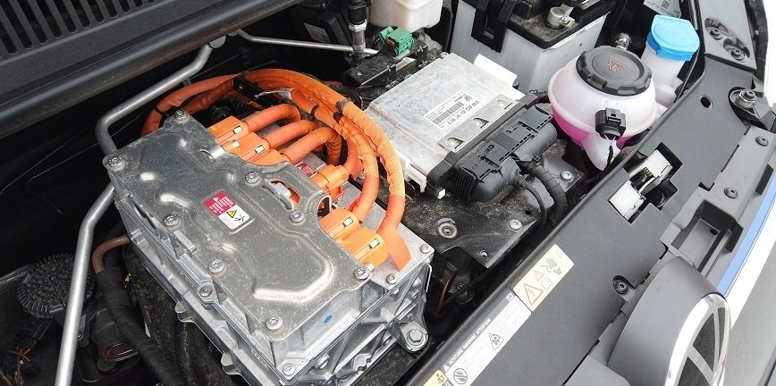 Czym różni się serwis samochodu elektrycznego od serwisu samochodu spalinowego? 