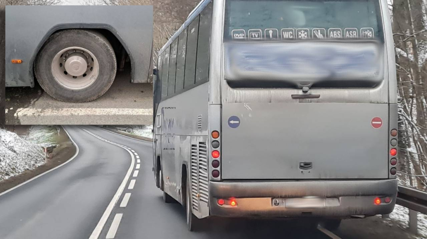 Zjeżdżał co chwilę na sąsiedni pas ruchu. Autokar z urwaną osią