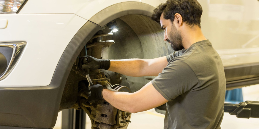 Wymieniasz opony? Nie zapomnij o kontroli układu hamulcowego i stanu płynu chłodniczego