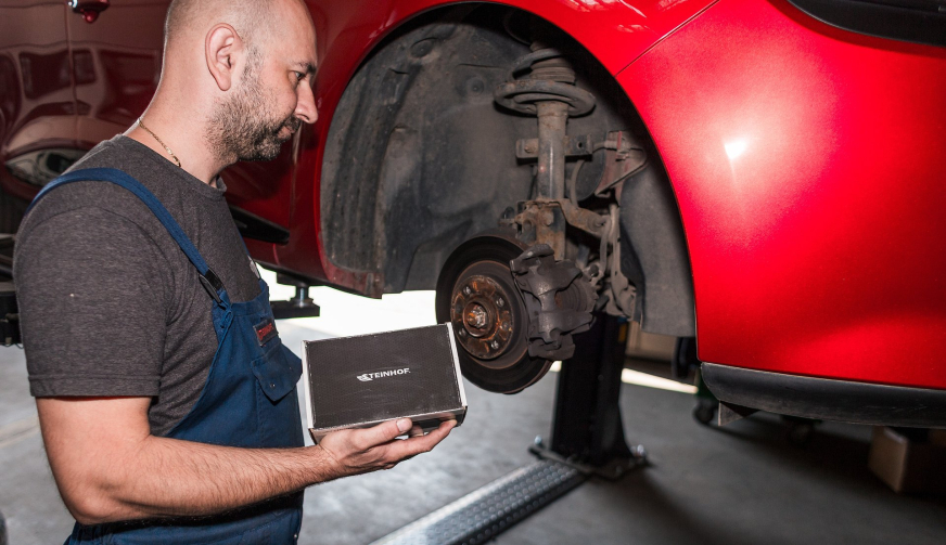 Twarde czy miękkie klocki hamulcowe, co naprawdę czuć pod pedałem hamulca?