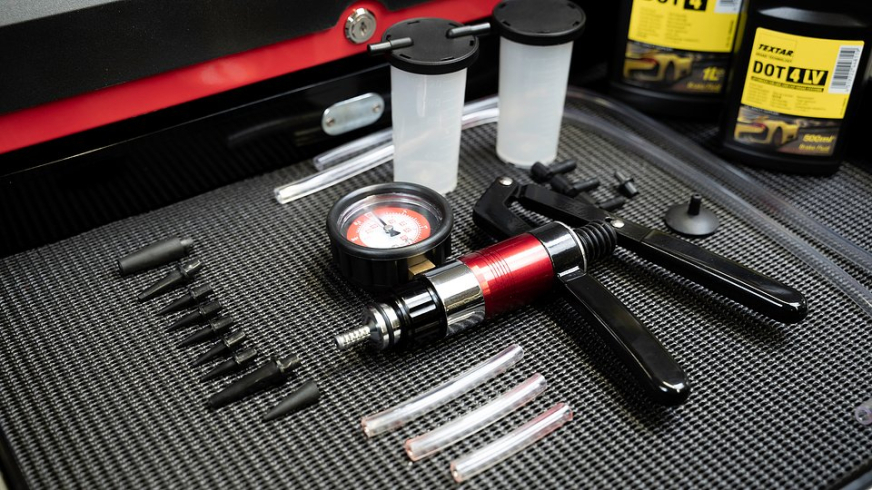 Dlaczego płyn hamulcowy decyduje o skuteczności hamowania i jak często trzeba go wymieniać?