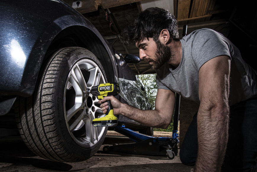 Sezonowa wymiana kół - ile naprawdę zaoszczędzisz kupując akumulatorowy klucz udarowy?