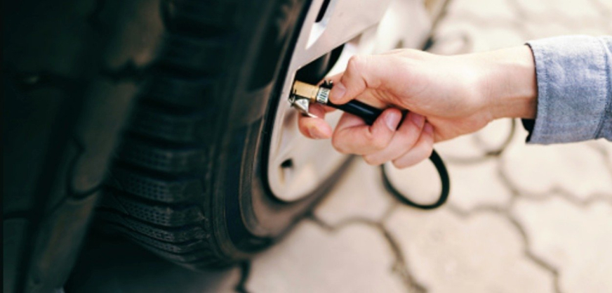 Dlaczego warto regularnie sprawdzać ciśnienie w oponach?