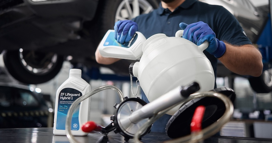ZF rozwija ofertę zestawów do wymiany oleju. Nowości dla spalinowych, elektrycznych i hybryd