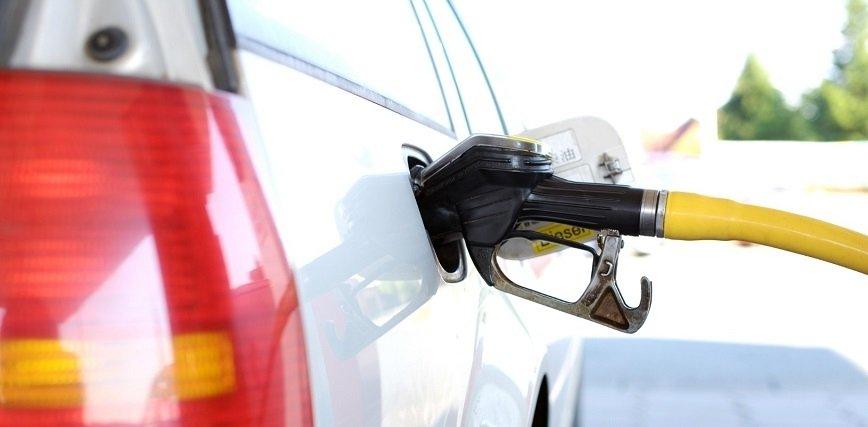 Oszczędzasz na paliwie? Ten trik może zniszczyć silnik