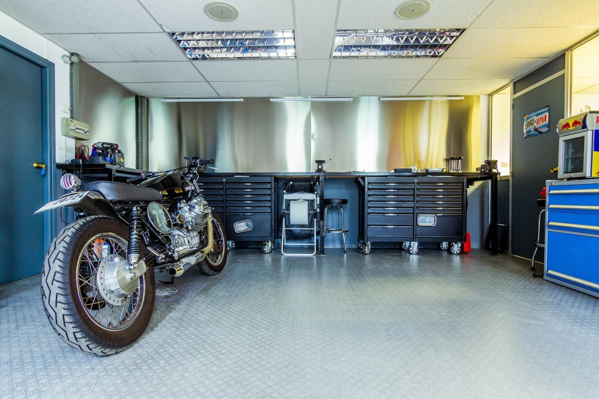 Dlaczego młodzi nie chcą być mechanikami? Problem nie leży tylko w pieniądzach