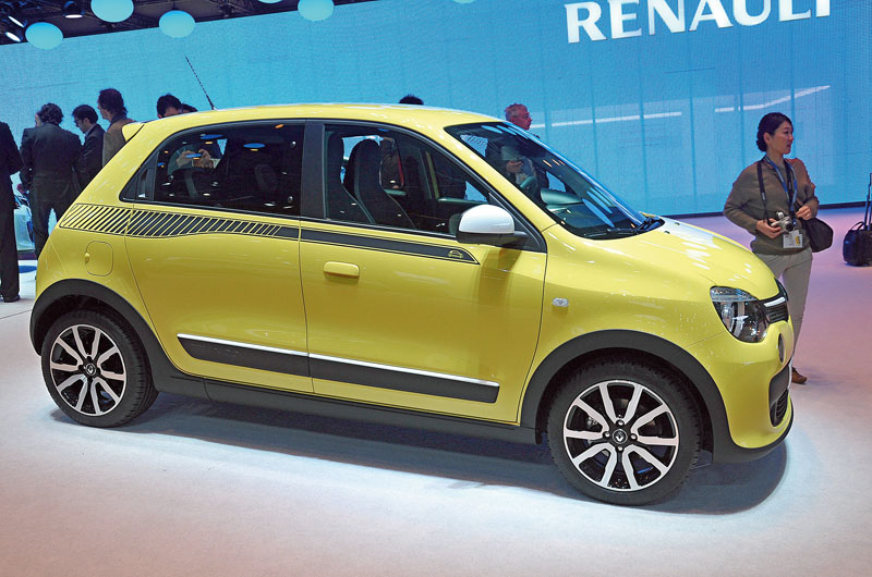 Nowe Renault Twingo ma pięcioro drzwi i silnik umieszczony poprzecznie z tyłu. 