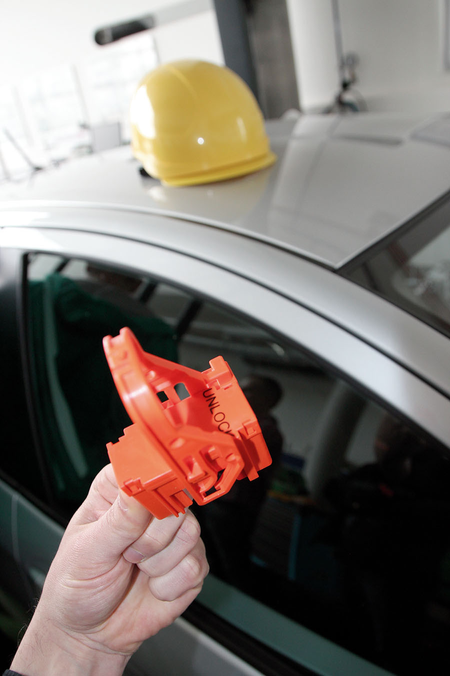 Obwód wysokiego napięcia jest przerywany poprzez wyjęcie zwory serwisowej. Wymontowaną zworę serwisową należy włożyć do kieszeni, aby inni mechanicy omyłkowo nie zamontowali jej ponownie podczas dalszego demontażu pojazdu. 