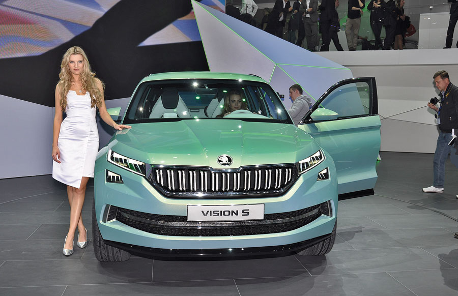 Studialna Škoda VisionS mieści we wnętrzu trzy rzędy siedzeń 