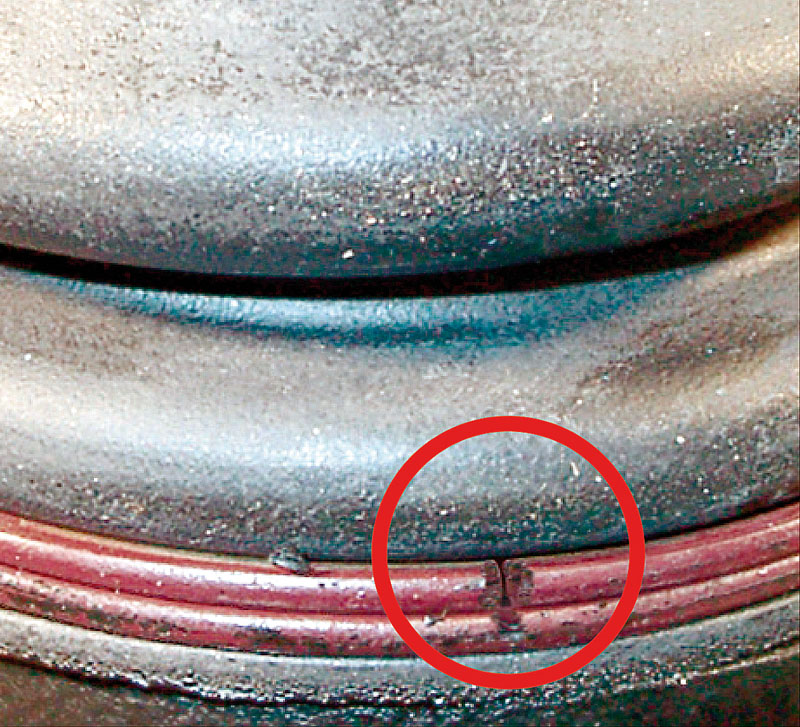 Pęknięcie na osłonie mocującej sprężynę spowodowane przez rdzę po mechanicznym uszkodzeniu powłoki antykorozyjnej w trakcie instalacji. 