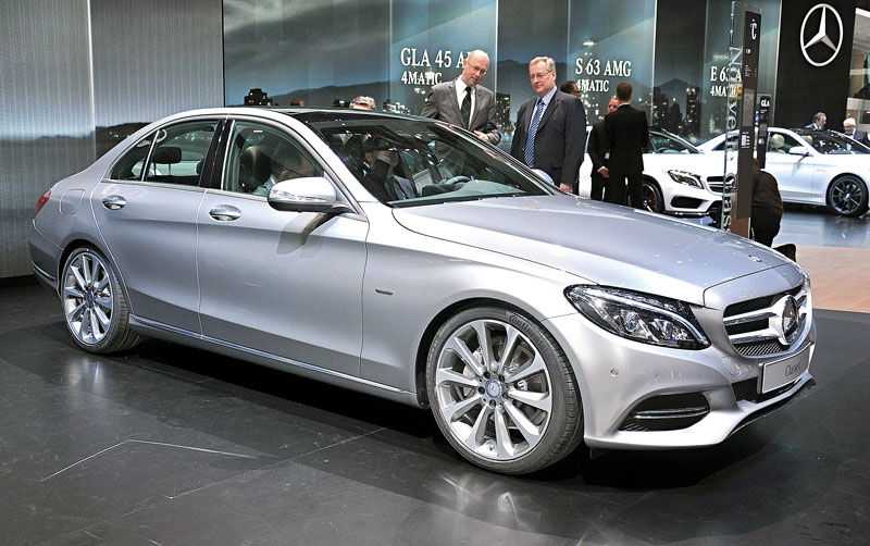 Czwarta generacja popularnego Mercedesa-Benz klasy C bardzo upodobniła się do luksusowej klasy S. 